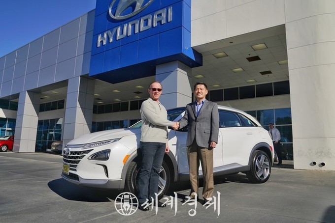 현대자동차, 넥쏘 미국 1호차 고객 차량 전달