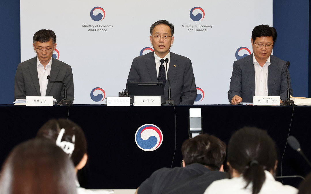 3년만에 세제 유턴"세수 8조 보강 ...